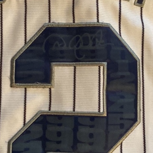 Derek Jeter jersey - Picture 6 of 7